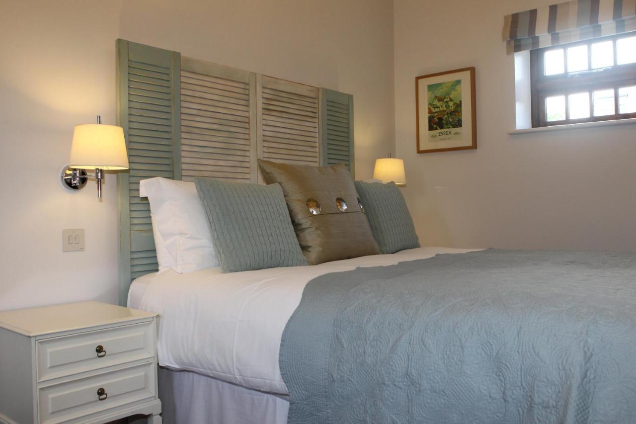 The Compasses Hotel Chelmsford Room photo